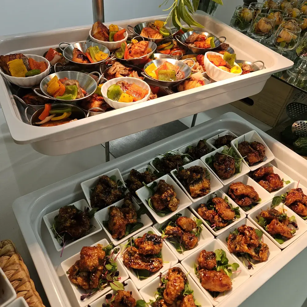 신제품 런칭 케이터링 참석자 응대 모습