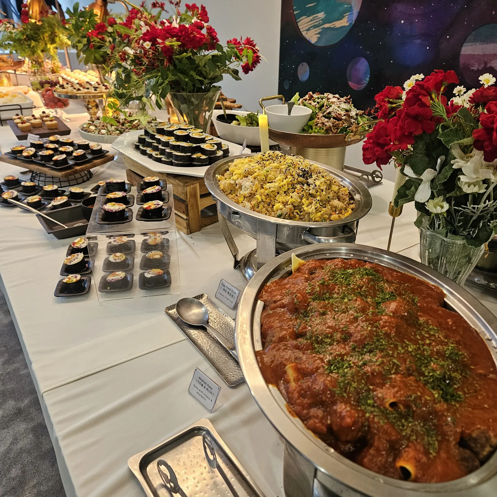 연말 갈라 케이터링 야간 행사 세팅 모습